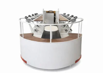 Round rear bench, more space with a curved design.